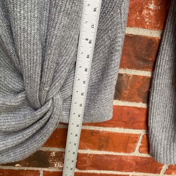 Offline Womens Small Gray Front Twist Ribbed Knit Sweater - Picture 8 of 9